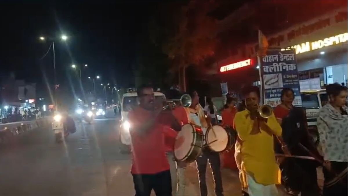 ये है अनोखी बारात: बैंड-बाजा, महिला और पुलिस के डंडों के साथ शराबियों को दी जा रही समझाइश
