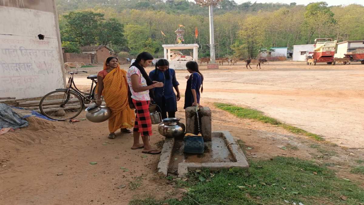 महासमुंद में भीषण गर्मी से बढ़ी शुद्धपेय जल की समस्या, 800 आबादी के गांव में केवल एक बोर, जल जीवन मिशन के तहत बनी 74 लाख की टंकी दो साल से खाली…
