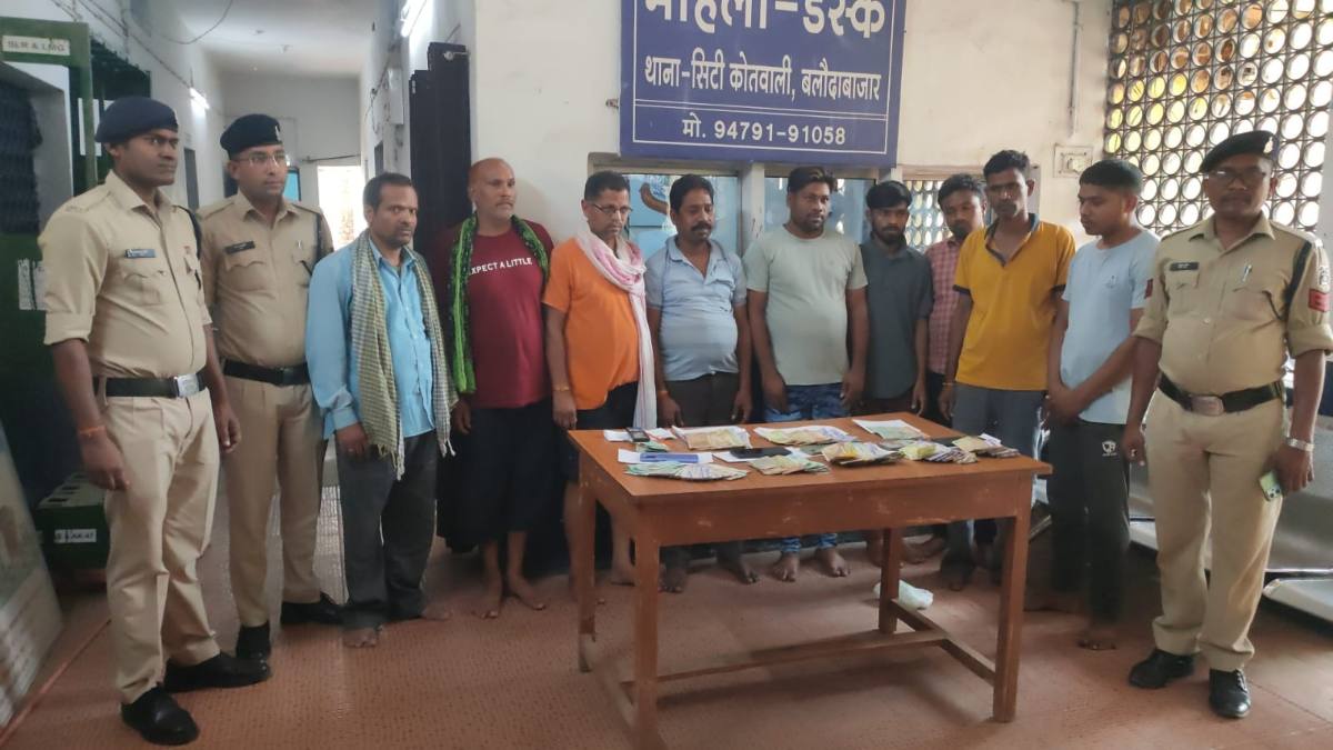 सटोरियों पर पुलिस की बड़ी कार्रवाई: छापेमारी कर 9 आरोपियों को दबोचा, सट्टा पट्टी समेत लाखों का सामान जब्त..
