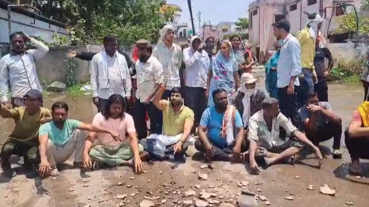 गर्मी में पानी की किल्लत: लोगों ने मटका फोड़कर जताया विरोध, नेता प्रतिपक्ष ने निगम पर बोला हमला
