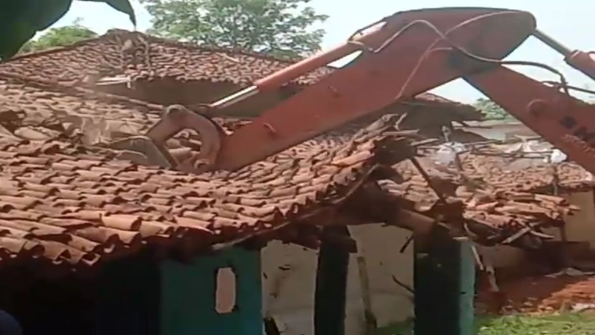 नाबालिग लड़की की हत्या का मामला: आरोपी के घर चला प्रशासन का बुलडोजर, साथी के साथ मिलकर उतारा था मौत के घाट