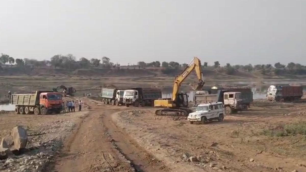 Action on Mining Mafia: खनन माफिया पर लगा 111 करोड़ का जुर्माना, जब्त की गई मशीन व ट्रक छुड़ा ले गए थे रेत माफिया