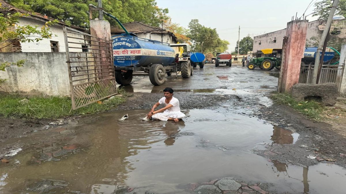 Khanadwa में जल संकट! पानी का टैंकर नहीं मिलने से नाराज हुए पार्षद पति, कीचड़ में बैठकर जताया विरोध, BJP पर लगाए आरोप