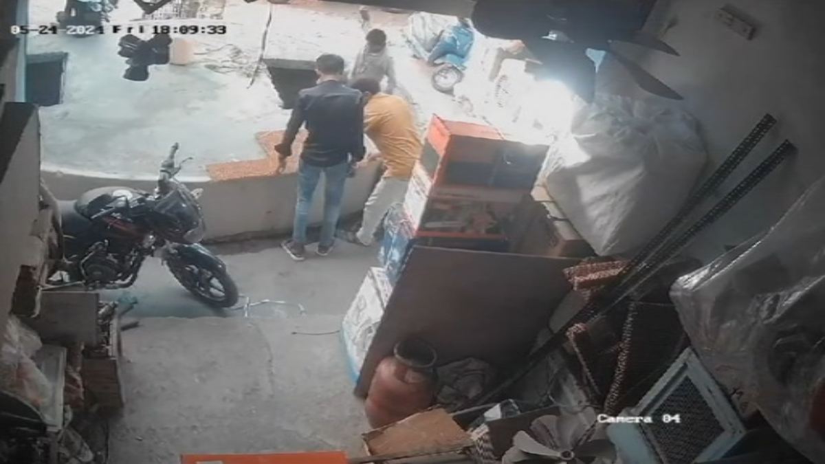 मौत का LIVE VIDEO: कुएं में कूदकर युवक ने की आत्महत्या, CCTV में हुआ कैद
