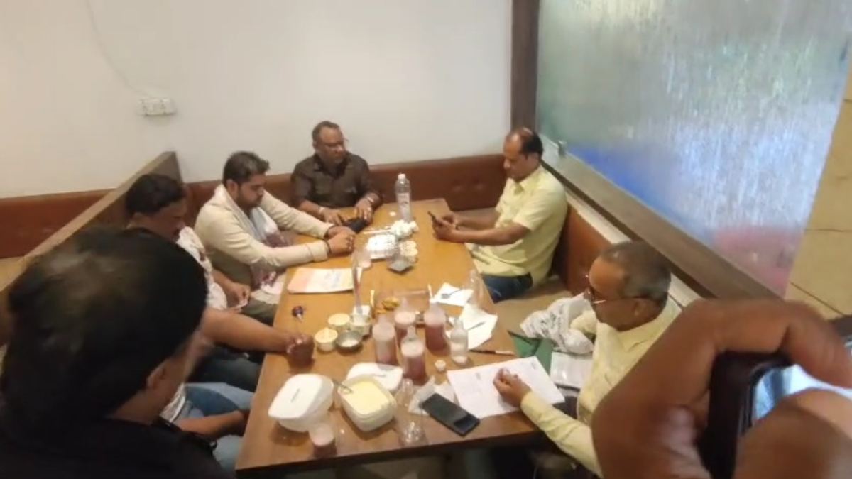 ‘अपना स्वीट्स’ में मिला दूषित जूसः शिकायत पर खाद्य विभाग ने की कार्रवाई, जांच के लिए भेजा सैंपल