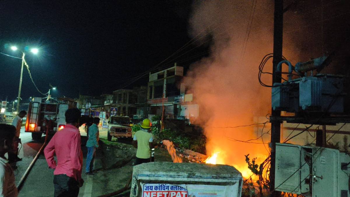 CG News: बड़ा हादसा टला, नेशनल हाईवे के किनारे ट्रांसफार्मर में लगी आग
