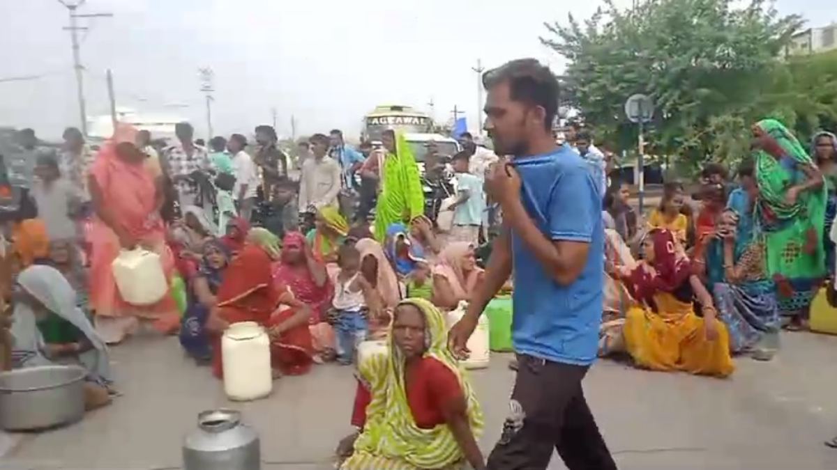 भीषण गर्मी में गहराया जलसंकट: खाली बर्तन लेकर ग्रामीणों ने खोला पंचायत के खिलाफ मोर्चा, चक्काजाम कर जमकर की नारेबाजी