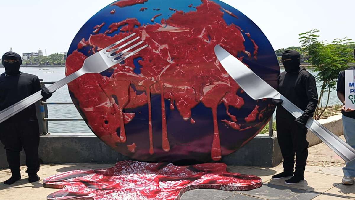 भीषण गर्मी के बीच युवाओं का अनोखा प्रदर्शन: मांस खाने से पर्यावरण पर पड़ने वाले प्रभाव से किया जागरुक, शाकाहारी बनकर कम कर सकते हैं ग्लोबल वॉर्मिंग…