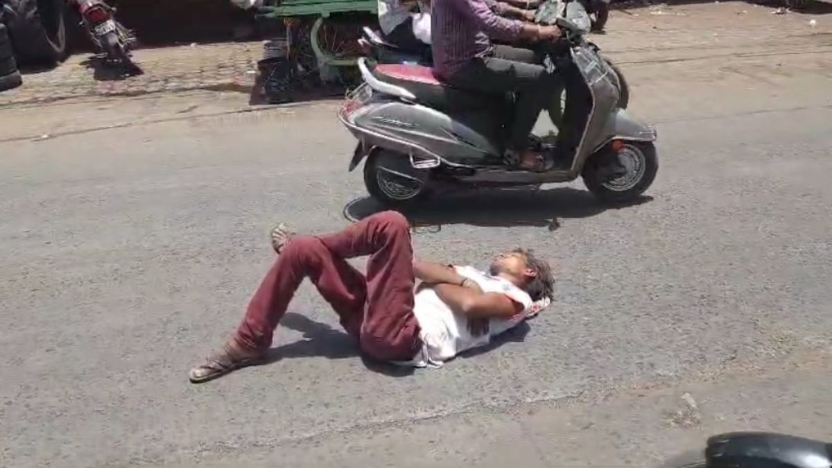 42 डिग्री तापमान…और बीच सड़क पर आराम फरमाते शख्स का Video Viral, लोग देखकर रह गए दंग