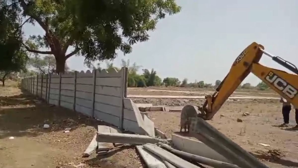 अवैध कॉलोनी पर चला प्रशासन का बुलडोजर, SDM ने कहा- कॉलोनाइजर पर होगी FIR