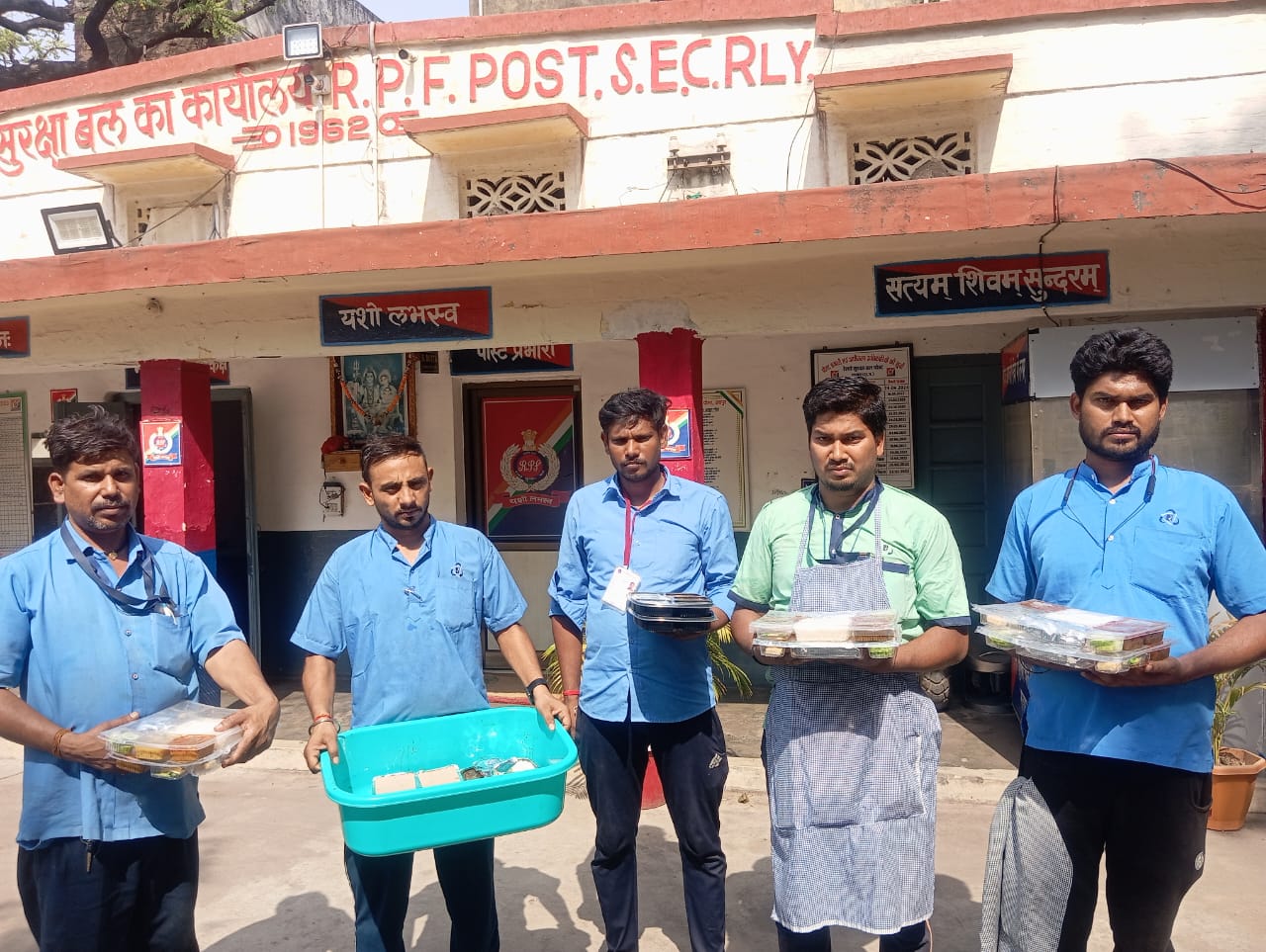 Lalluram.Com की खबर के बाद एक्शन मोड में RPF, CIB ने पकड़े 5 अवैध वेंडर