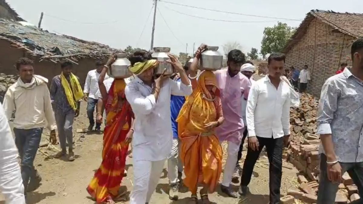Video: ग्रामीणों के बीच पहुंचे युवा कांग्रेस प्रदेश अध्यक्ष, महिलाओं के साथ कुंए में उतरकर भरा पानी