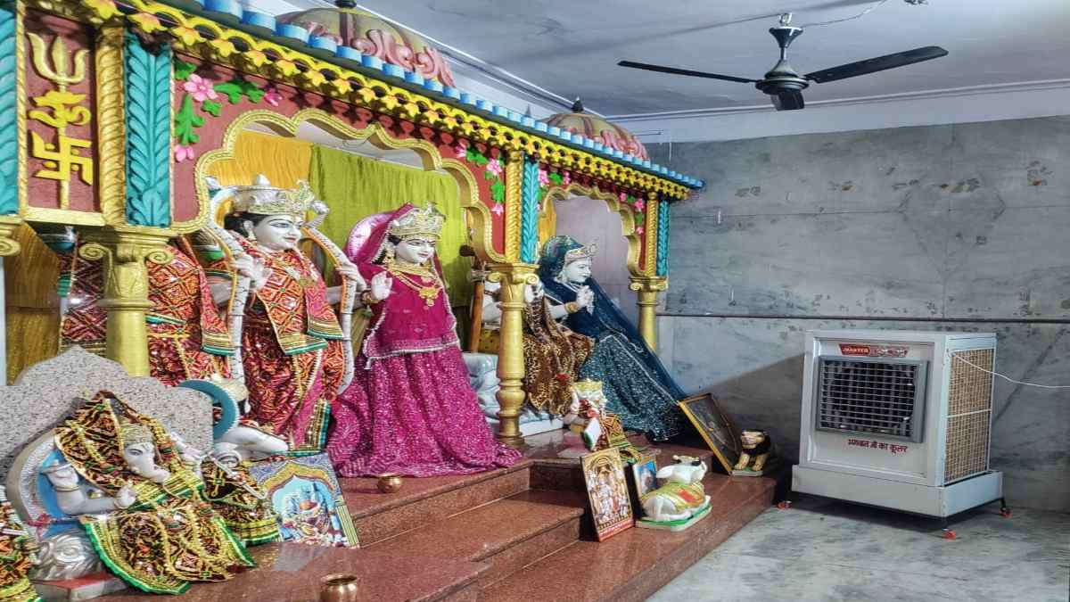 भगवान को लगी गर्मी: मंदिर के गर्भगृह में लगे AC-कूलर,  ठंडक के लिए भक्तों ने की व्यवस्था