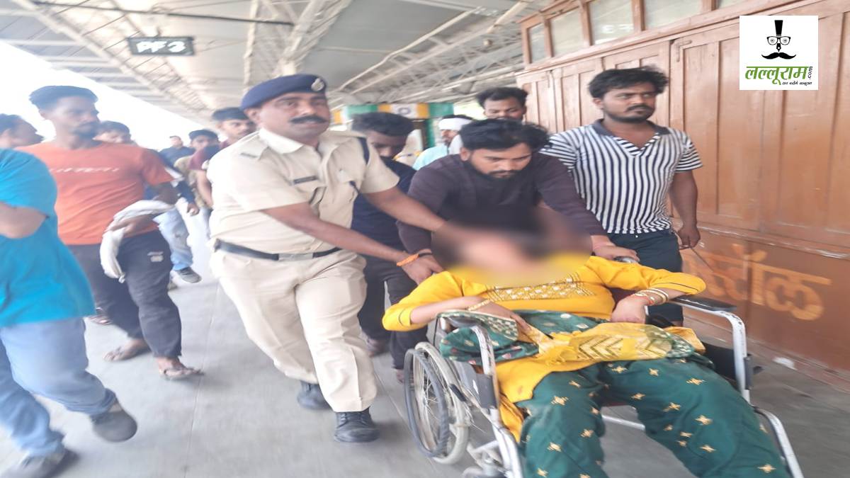 ट्रेन और प्लेटफॉर्म के बीच फंसी महिला: रेलवे सफाई कर्मचारी की सुझबूझ से बची जान, अस्पताल में भर्ती