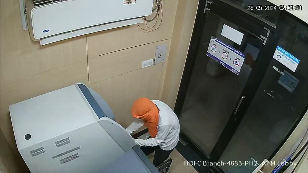 Bhopal News: नकाबपोश बदमाश ने किया ATM तोड़ने का प्रयास, CCTV में हुआ कैद