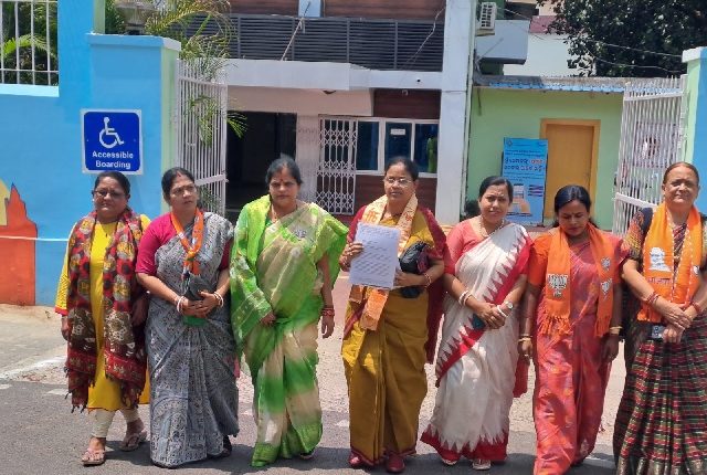 बीजेडी संबलपुर में मतदाताओं को प्रभावित करने के लिए बांट रही पैसे, बीजेपी ने की शिकायत