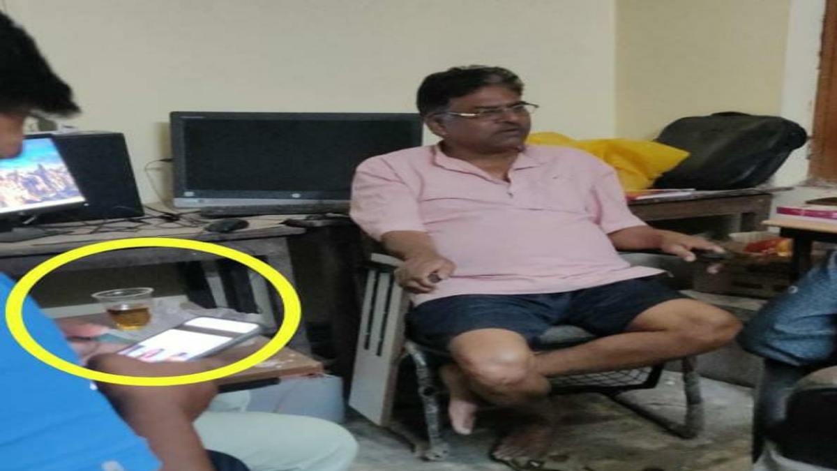 पुलिस ऑफिस में शराब पीने वाला सब इंस्पेक्टर सस्पेंड: नशेबाजी करते फोटो हुआ था वायरल