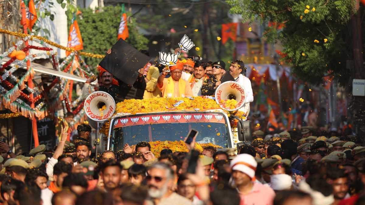 झांसी में योगी आदित्यनाथ के साथ CM मोहन का रोड शो: जगह-जगह फूलों से स्वागत, पार्टी प्रत्याशी के लिए मांगे वोट, कल झारखंड में करेंगे प्रचार