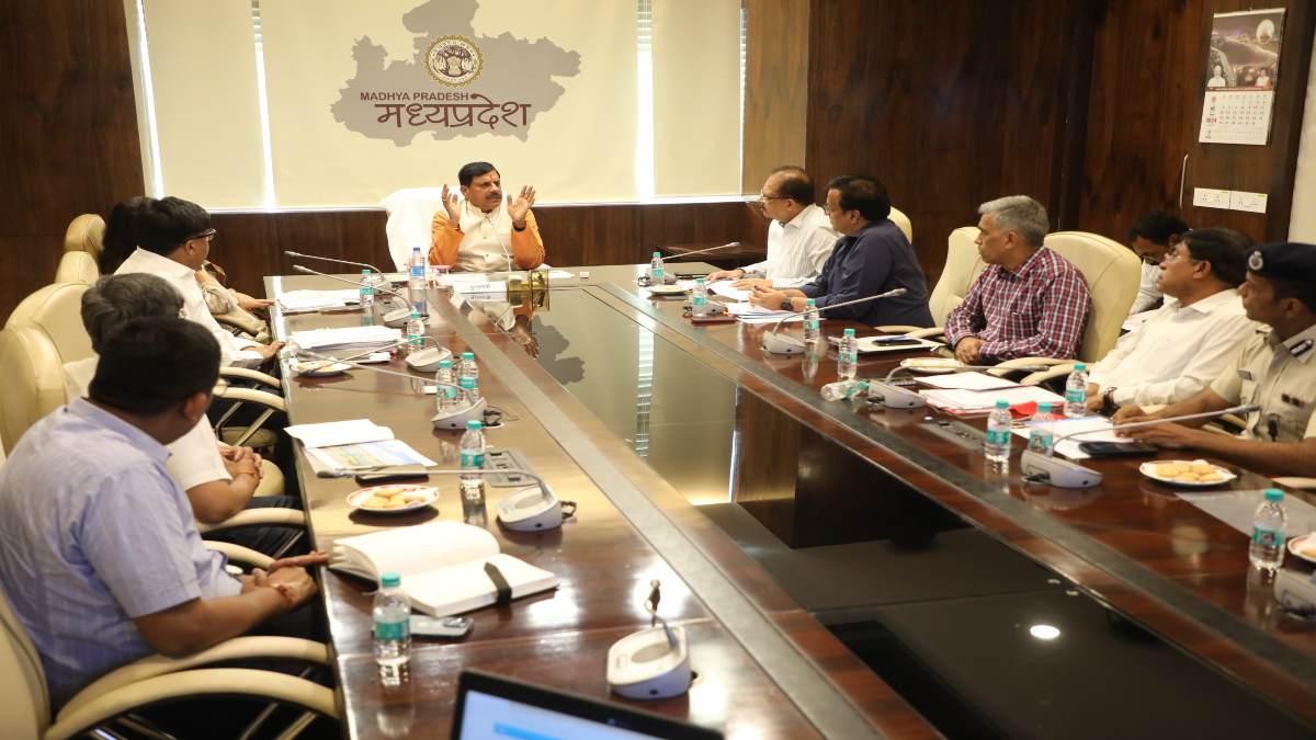 CM मोहन के निर्देश पर सख्त कार्रवाई: अवैध खनन के 200 मामले दर्ज, डंपर, पोकलेन मशीन और पनडुब्बियां जब्त