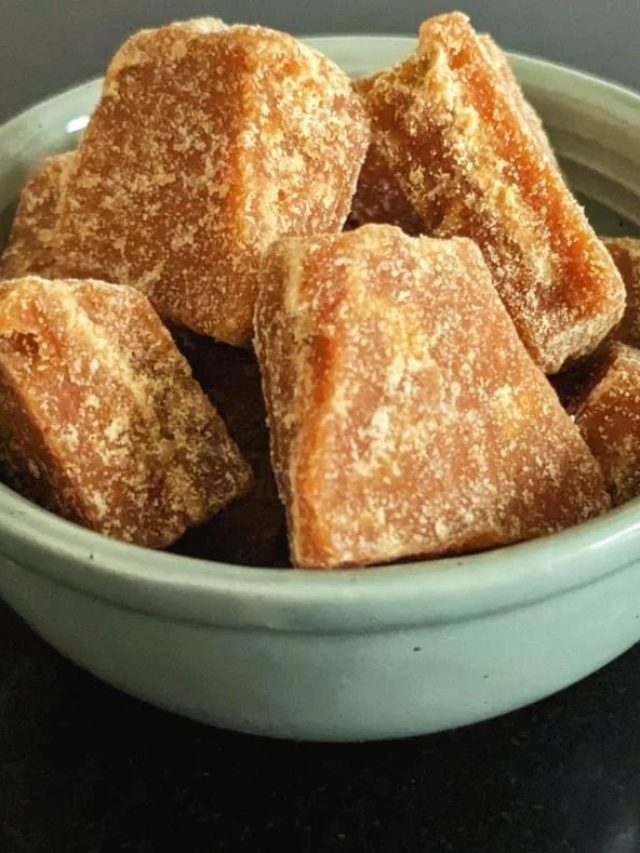 सुबह खाली पेट गुड़ खा कर पानी पीने से मिलते हैं ये फायदे …