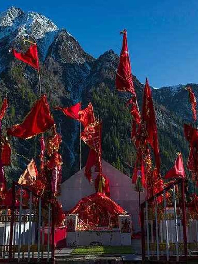 बादलों पर है देश का ये मंदिर, दर्शन के लिए जाना पड़ता है हजारों मील ऊपर…