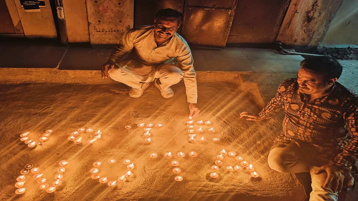 Indore News: कांग्रेस का लोकतंत्र बचाओ अभियान, घर के बाहर दीप जलाकर की नोटा पर वोट डालने की अपील