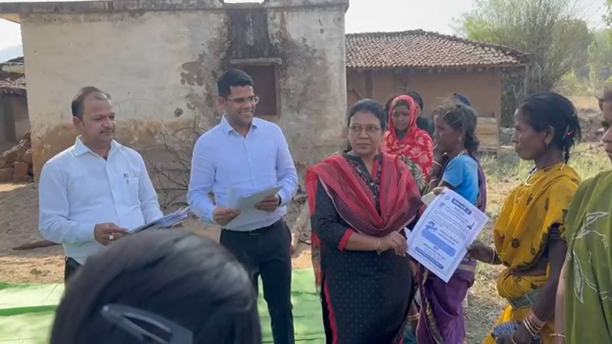 राष्ट्रपति के दत्तक पुत्रों को कलेक्टर ने दी नेवता पाती, बैगा मतदाताओं को वोट डालने किया प्रेरित