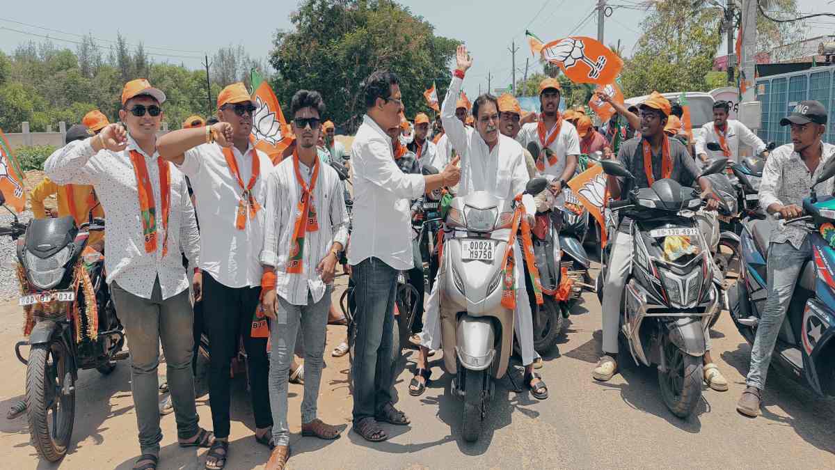 पुरी की सड़कों पर दोपाहिया वाहन से निकले मूणत, भाजपा प्रत्याशियों का किया प्रचार, कहा- नवीन बाबू के बोरिया बिस्तर समेटने का वक्त करीब आ चुका है
