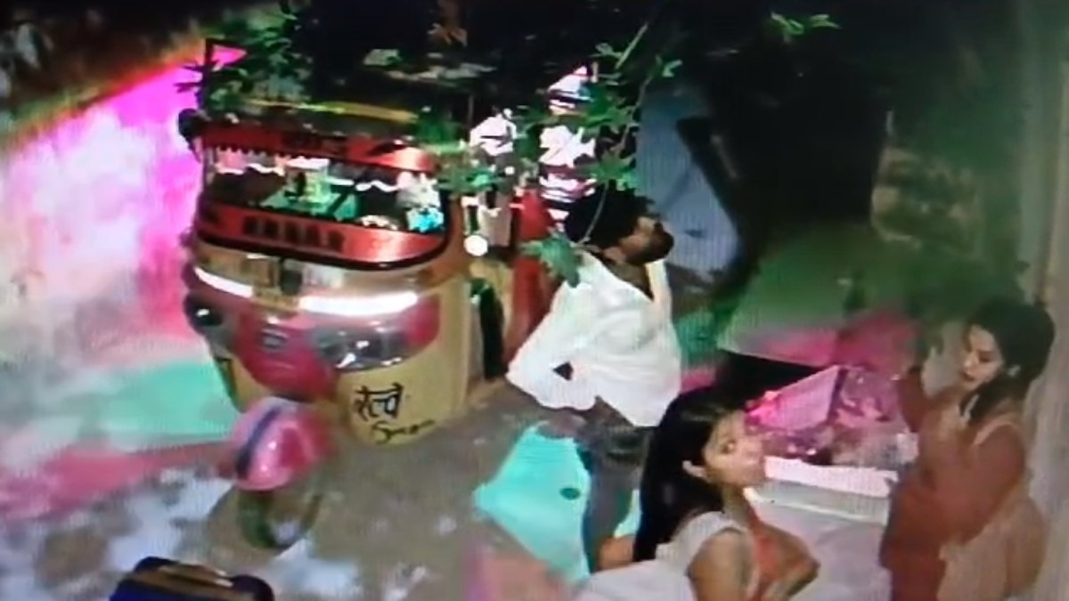 महिला डांसर की गुंडागर्दी: पहले CCTV कैमरा फोड़ा, फिर पड़ोसी महिला की कर दी पिटाई
