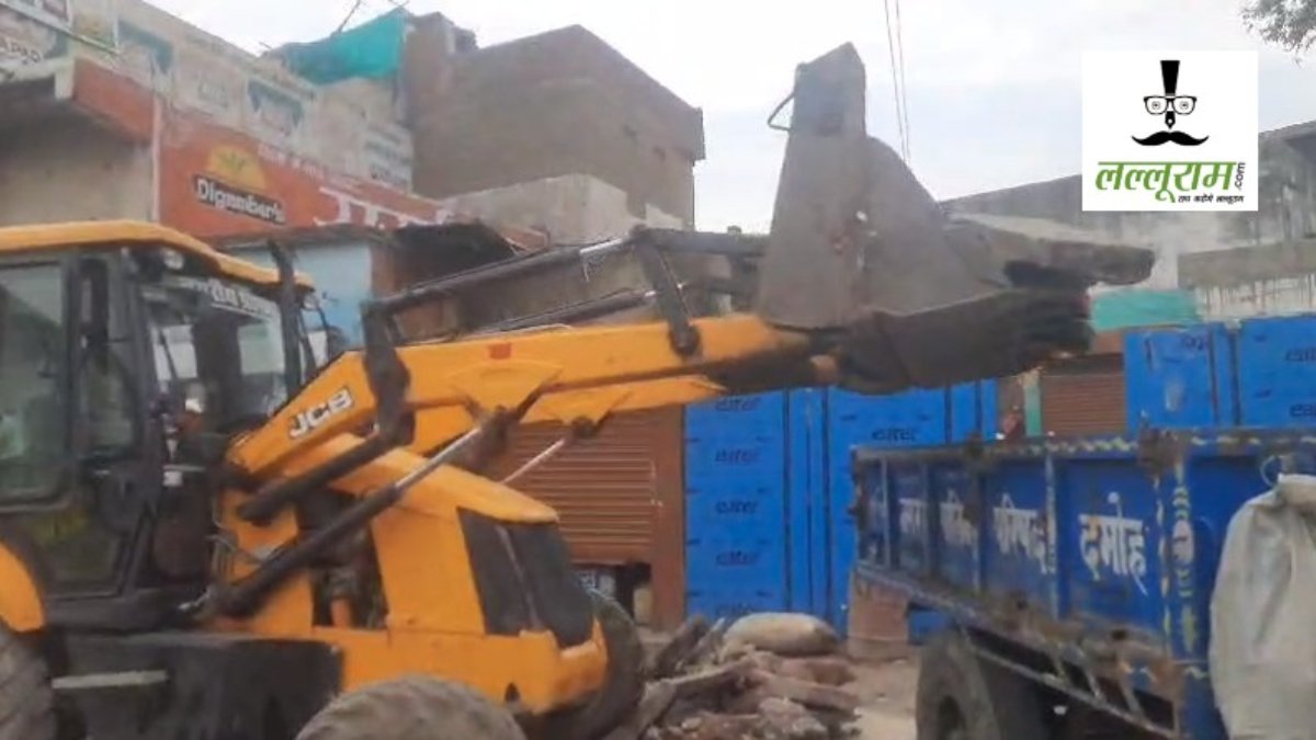 Bulldozer Action in MP: अवैध कब्जों पर चला प्रशासन का बुलडोजर, बरसात से पहले हालात दुरुस्त करने की तैयारी