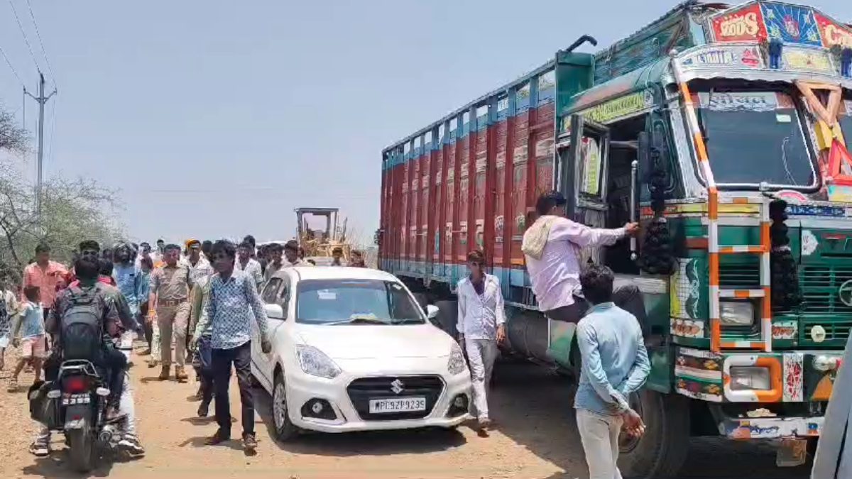 Agar Malwa News: बेकाबू होकर दुकानों में घुसी क्रेन, इधर निर्माणाधीन नेशनल हाईवे को लेकर ग्रामीणों ने किया चक्काजाम