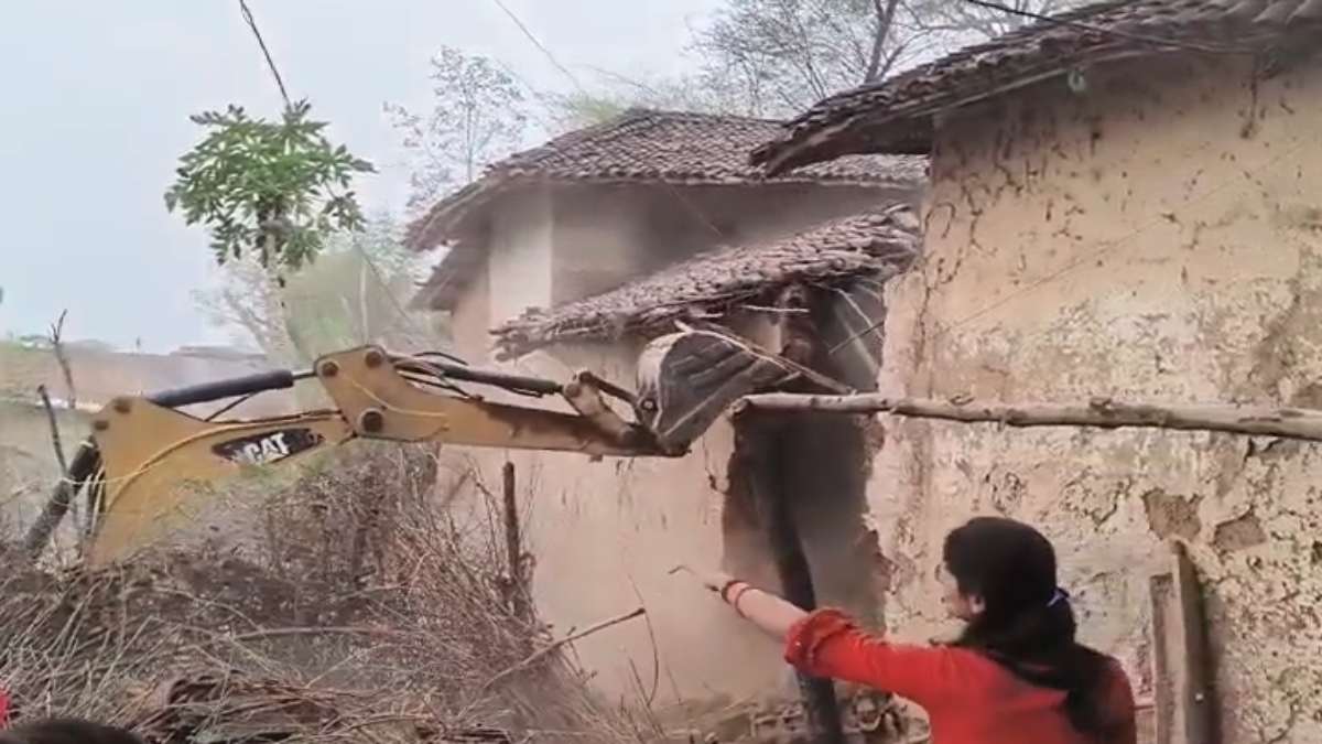 Sidhi Rape Case: आरोपी के घर पर चला बुलडोजर, पुलिस और प्रशासन की संयुक्त टीम ने की कार्रवाई, इधर SIT ने शुरू की जांच
