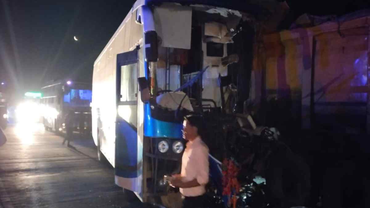 CG Accident : खड़ी ट्रेलर से टकराई बस, 15 यात्री घायल, 7 की हालत गंभीर