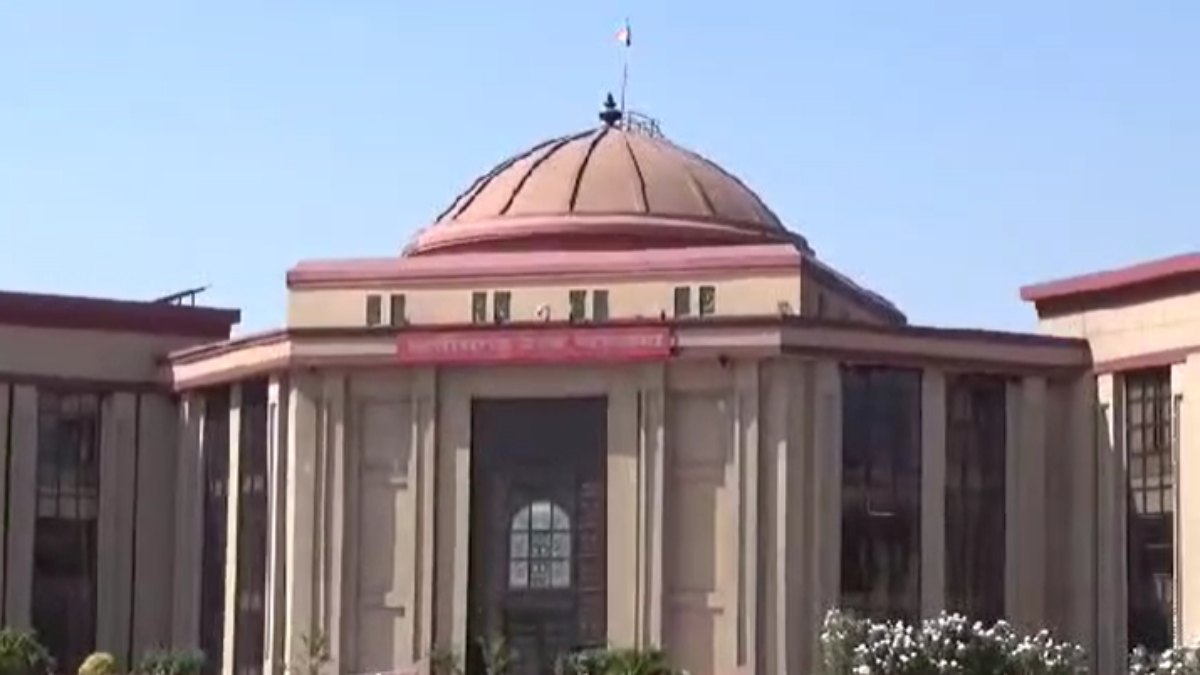 High Court : केटीयू के दैनिक वेतनभोगी कर्मचारियों की याचिका पर सुनवाई, कुलपति समेत अन्य को हाईकोर्ट ने जारी किया अवमानना नोटिस