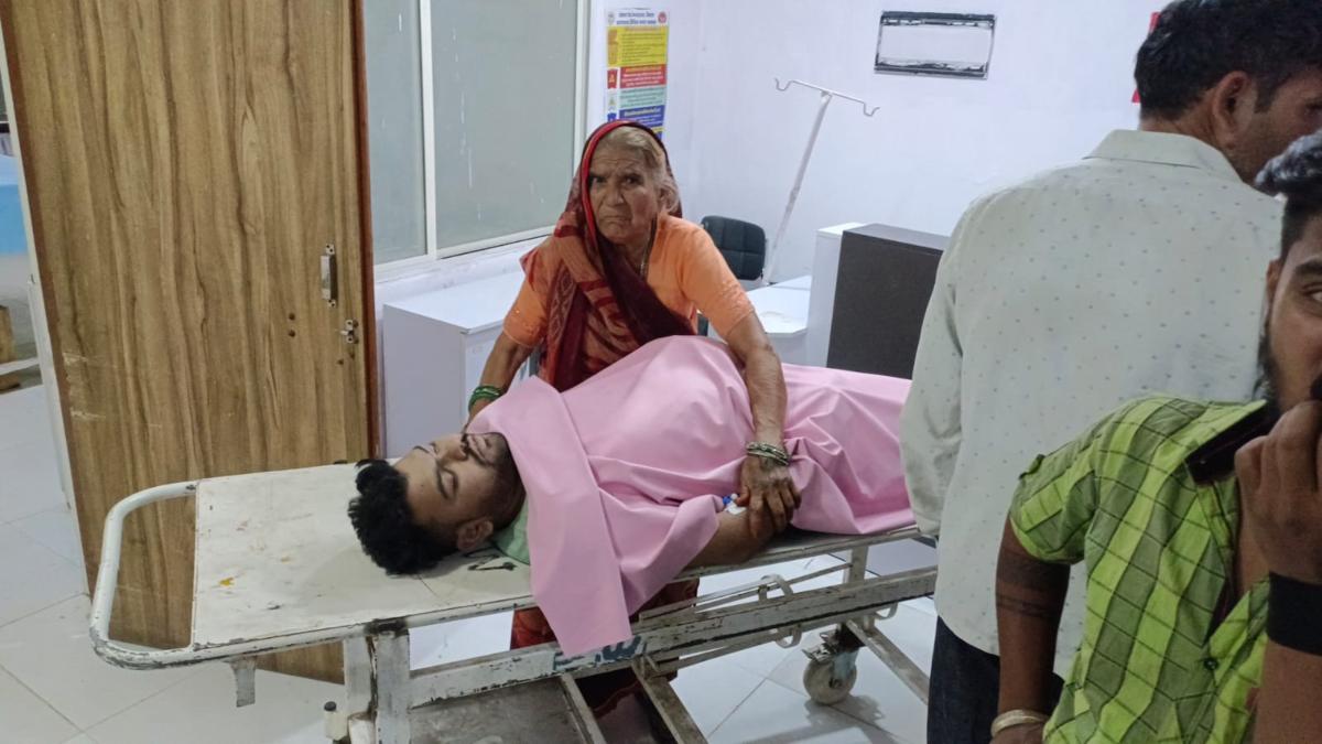 ट्रैक्टर की टक्कर से बाइक सवार युवक की मौत: 2 की हालत गंभीर, नाराज परिजनों ने अस्पताल में किया हंगामा