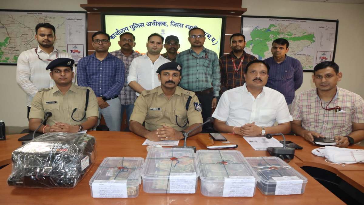 रिटायर्ड शिक्षिका से लाखों की ठगी का मामला: राजस्थान से एक और आरोपी गिरफ्तार, 15 लाख और नोट गिनने की मशीन जब्त