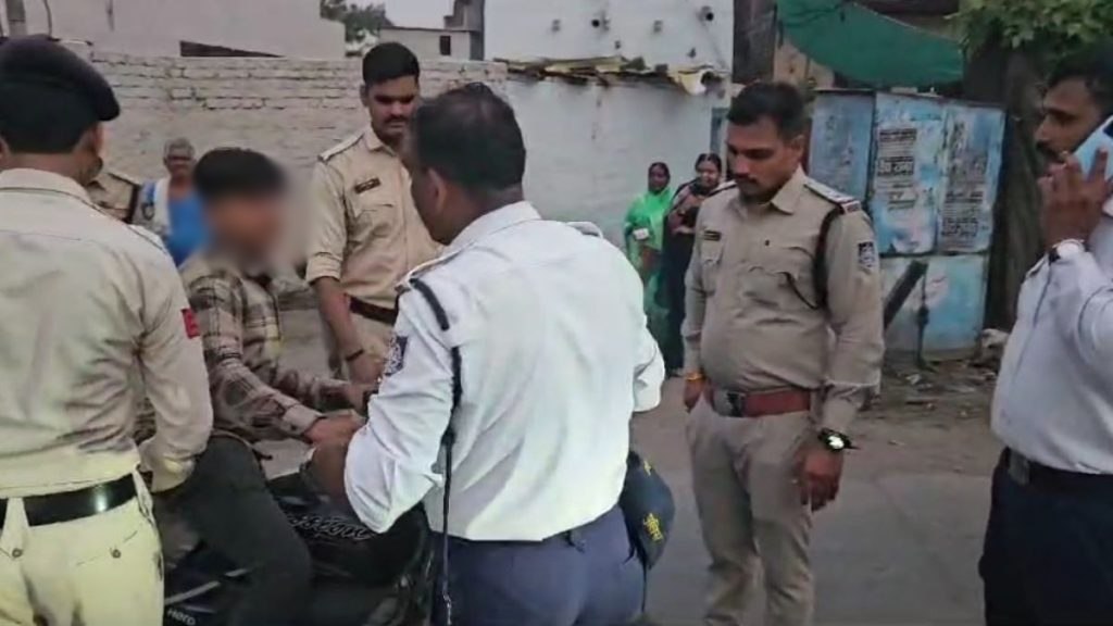 किताब की जगह नाबालिग के हाथ में BIKE: सड़क पर बाइक दौड़ते 10 साल के बच्चे को यातायात DSP ने पकड़ा, चलानी कार्रवाई कर भेजा थाने