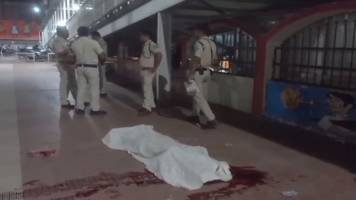 रेलवे स्टेशन में युवक की हत्या से फैली सनसनी: पत्थर से कुचलकर युवक को उतारा मौत के घाट, आरोपियों की तलाश जारी