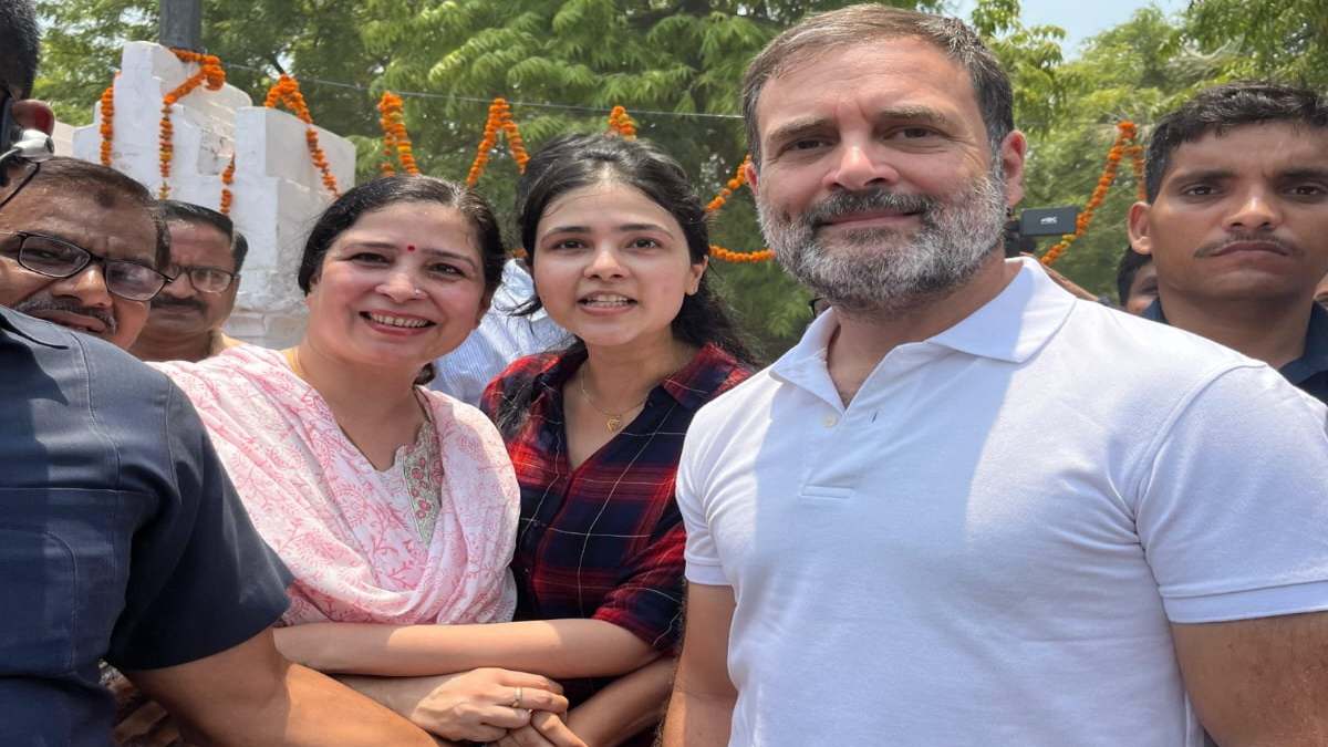 लोकसभा चुनाव 2024 : राहुल गांधी पहुंचे रायबरेली, मतदान केंद्रों का किया निरीक्षण, सेल्फी लेते दिखे लोग