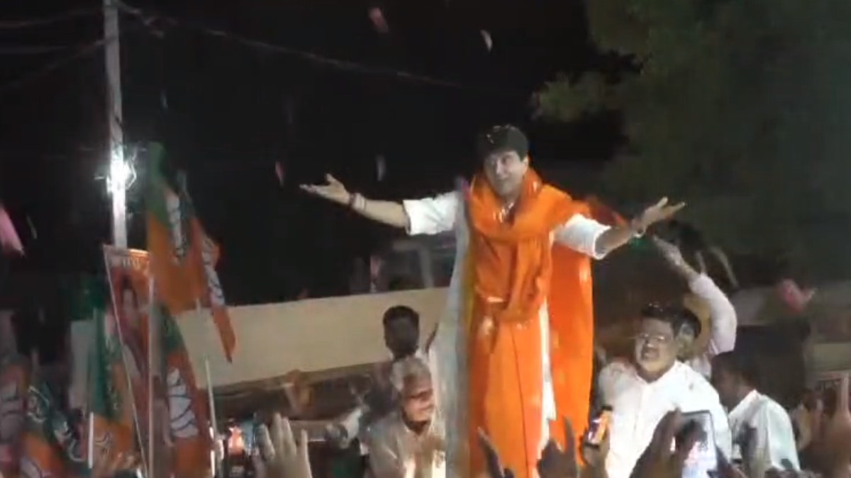 रोड शो में सिंधिया का दिखा अनोखा अंदाज: कैंपेन सॉन्ग पर जनता के साथ जमकर थिरके, देखें Video