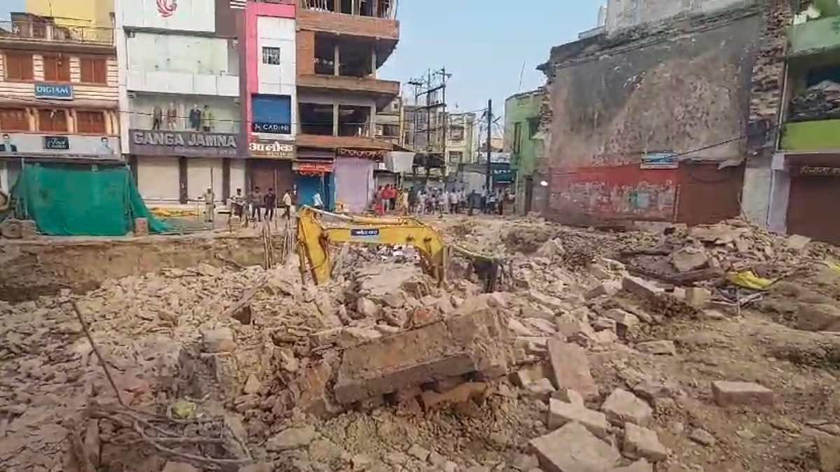 भरभरा कर गिरा हॉकगंज बरंडा का ऐतिहासिक गेट: Video; मलबे में दबे मजदूरों को किया गया रेस्क्यू, निर्माण के दौरान हुआ हादसा