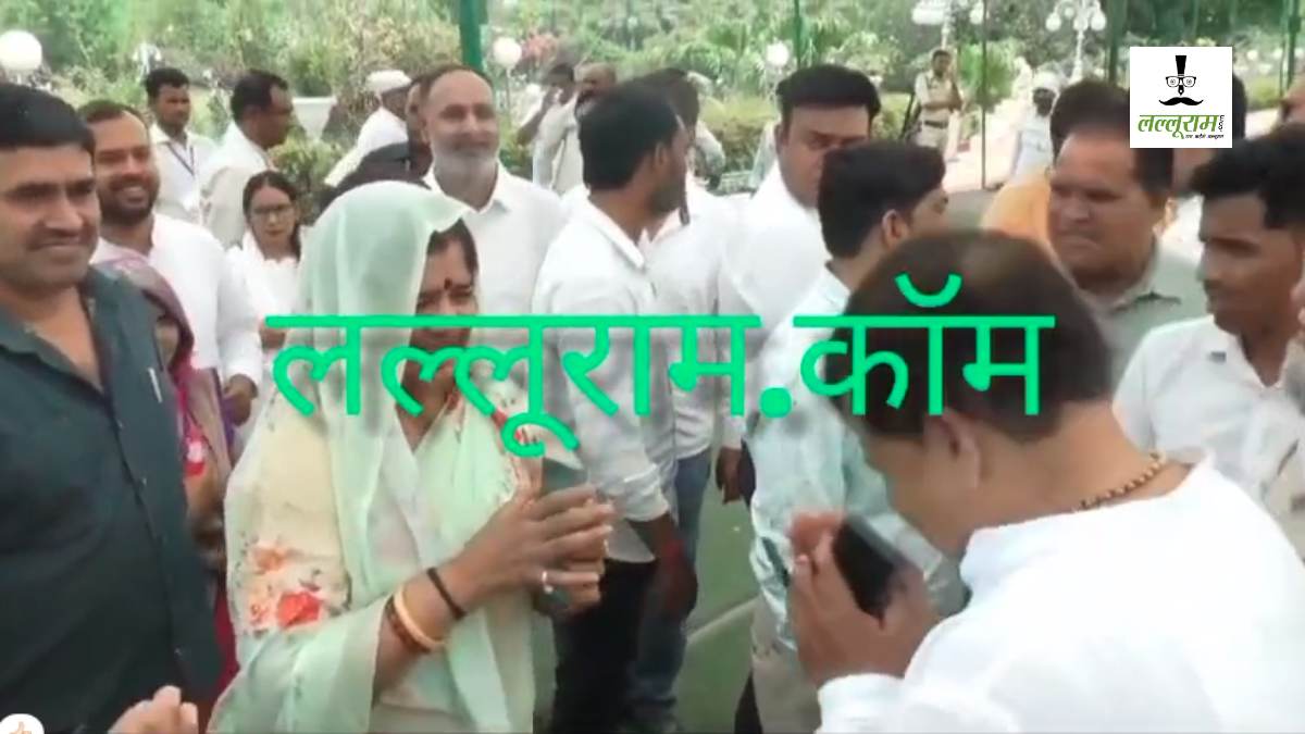 बिजली कटौती पर सियासत को फिर मिली हवा! ऊर्जा मंत्री से मजाकिया लहजे में बोलीं इमरती देवी- ‘नमस्कार नहीं करूंगी तो मेरे इलाके में बिजली नहीं दोगे…’ देखें बातचीत का Exclusive वीडियो