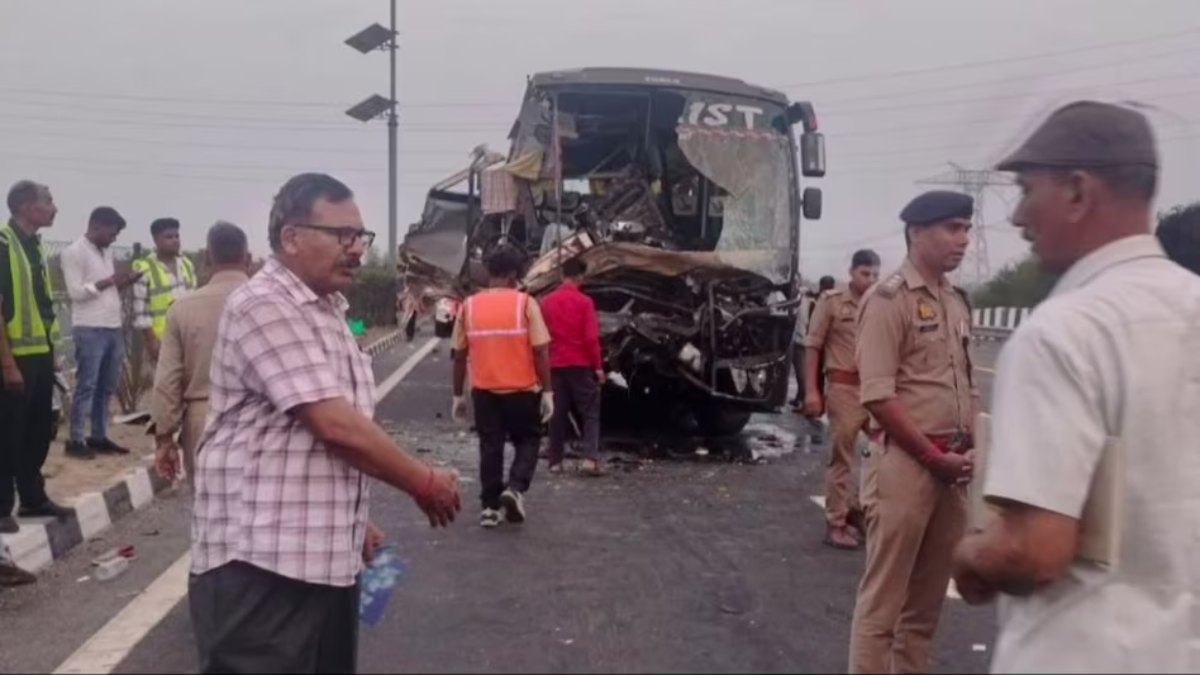 UP Bus Accident: अयोध्या जा रही श्रद्धालुओं से भरी बस ट्रक से टकराई, एक की मौत, 24 घायल..