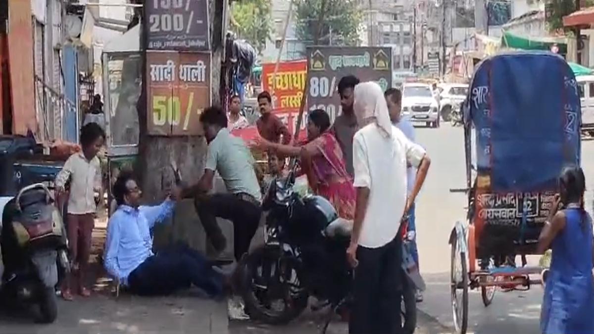 बीच सड़क ग्रामीण की परिवार सहित पिटाईः बच्चे रोते बिलखते रहे, बीच बचाव करने वालों से भी की मारपीट, Video