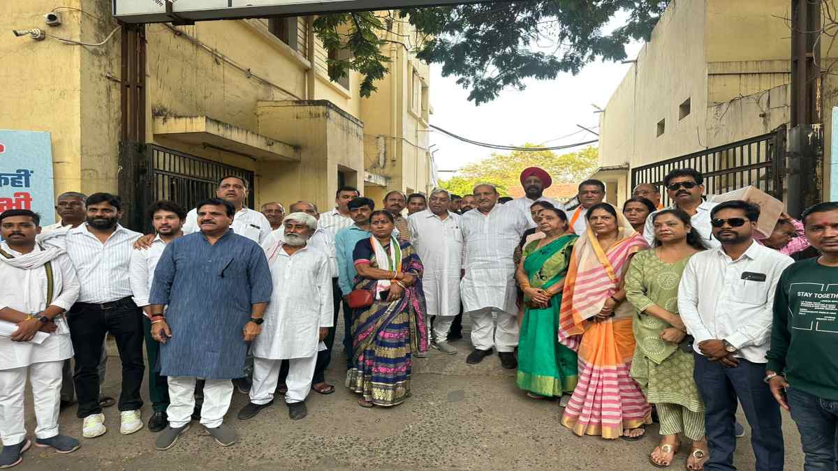 लोकसभा प्रत्याशी पर आचार संहिता के उल्लंघन और विज्ञापन को लेकर निर्वाचन आयोग पहुंचा कांग्रेस का प्रतिनिधिमंडल, कार्रवाई की मांग करते हुए दर्ज कराई शिकायत