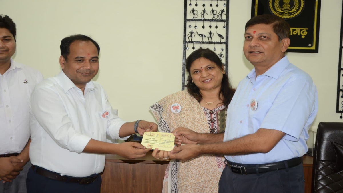 कलेक्टर ने शुरू किया पाती अभियान, सीएस समेत उच्च अधिकारियों को आमंत्रण पत्र और पीला चावल देकर मतदान का आग्रह