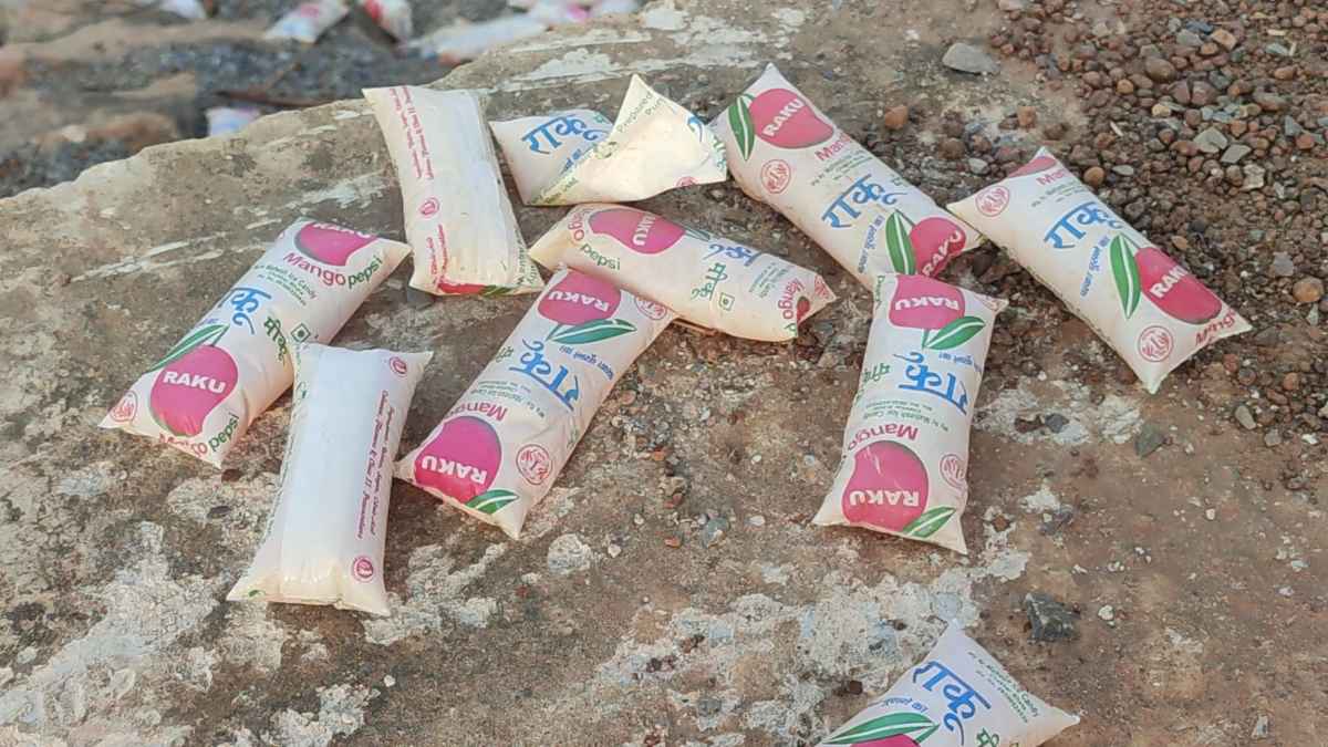 लोगों की जान के साथ खिलवाड़, खुले में फेंक रहे खराब पेय पदार्थ और दवाइयां, आखिर जिम्मेदार कौन…