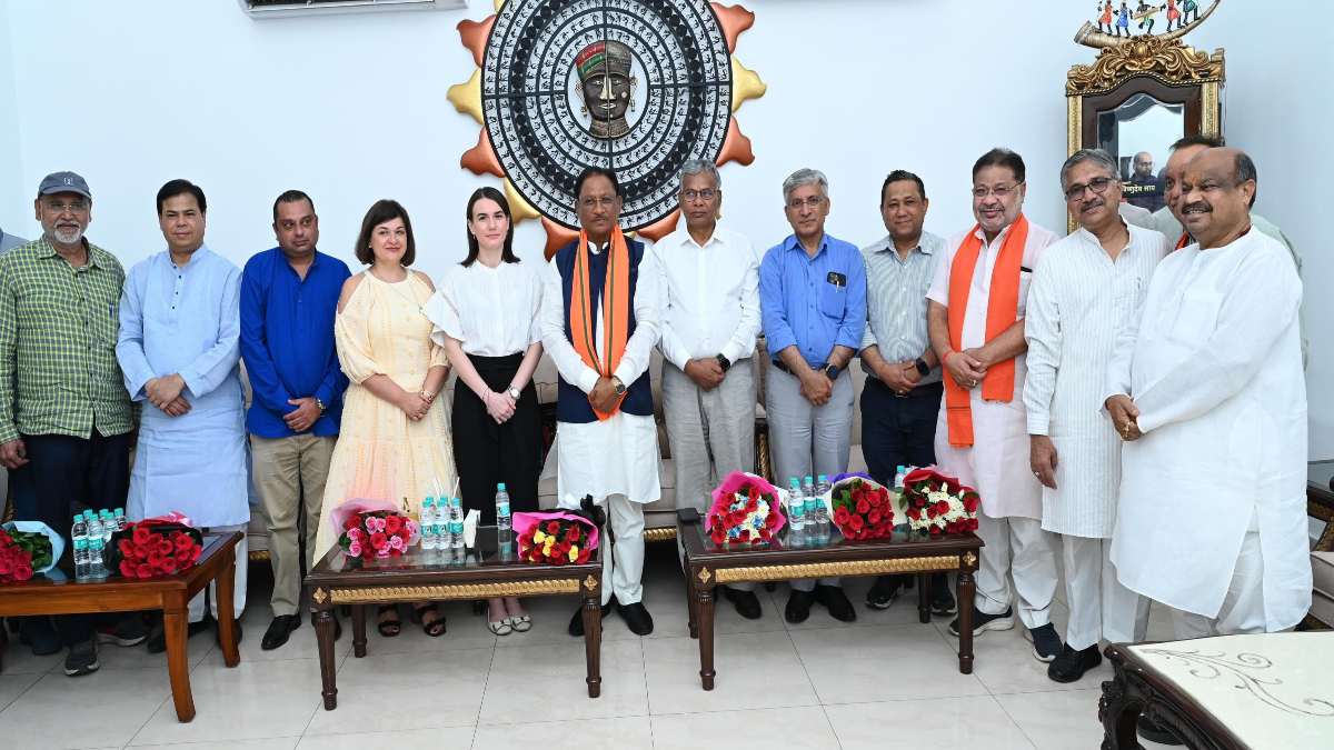 BJP के चुनावी अभियान को देखने विदेशों से छत्तीसगढ़ आए राजनयिक, देखें वीडियो कैसे विधायक अनुज शर्मा ने लोकगीत गाकर किया स्वागत