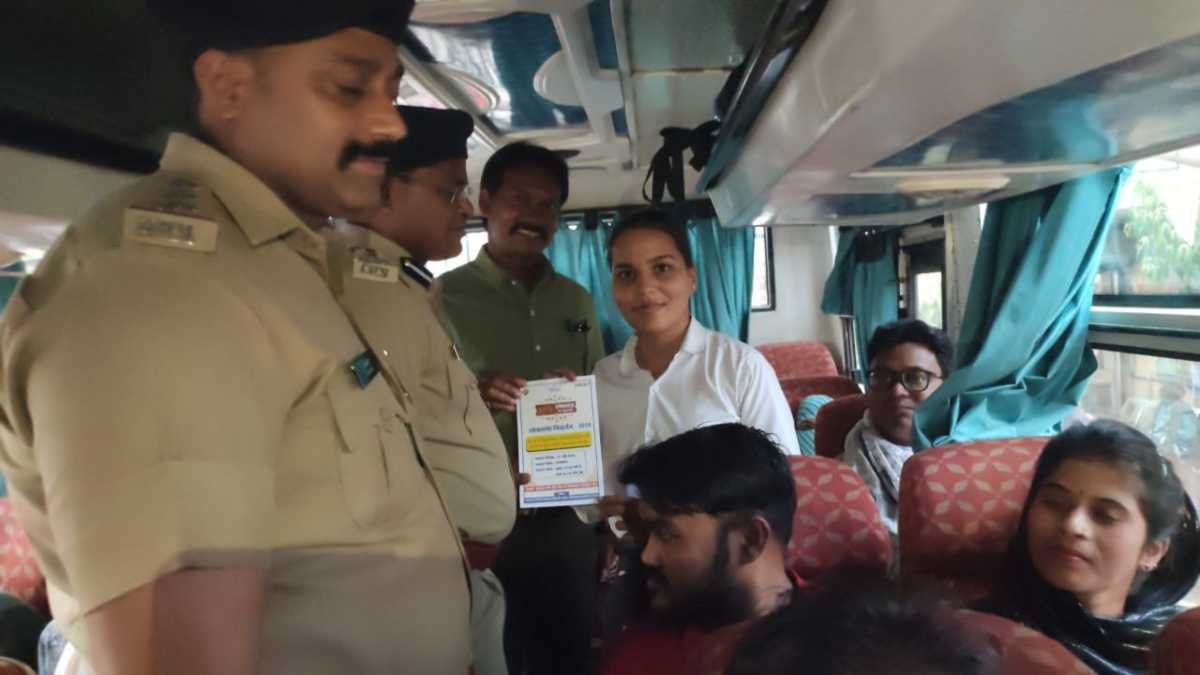 कलेक्टर और एसपी ने बसों में यात्रियों को मतदान करने दिया निमंत्रण, पुलिस ने शहर में फ्लैग मार्च निकाल कर बताई मौजूदगी