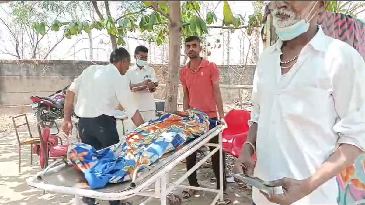 CG ACCIDENT NEWS : वोट डालने अपने घर जा रहे थे 3 युवक, मवेशी को बचाने मारा ब्रेक… हादसे में एक की मौत, दो घायल